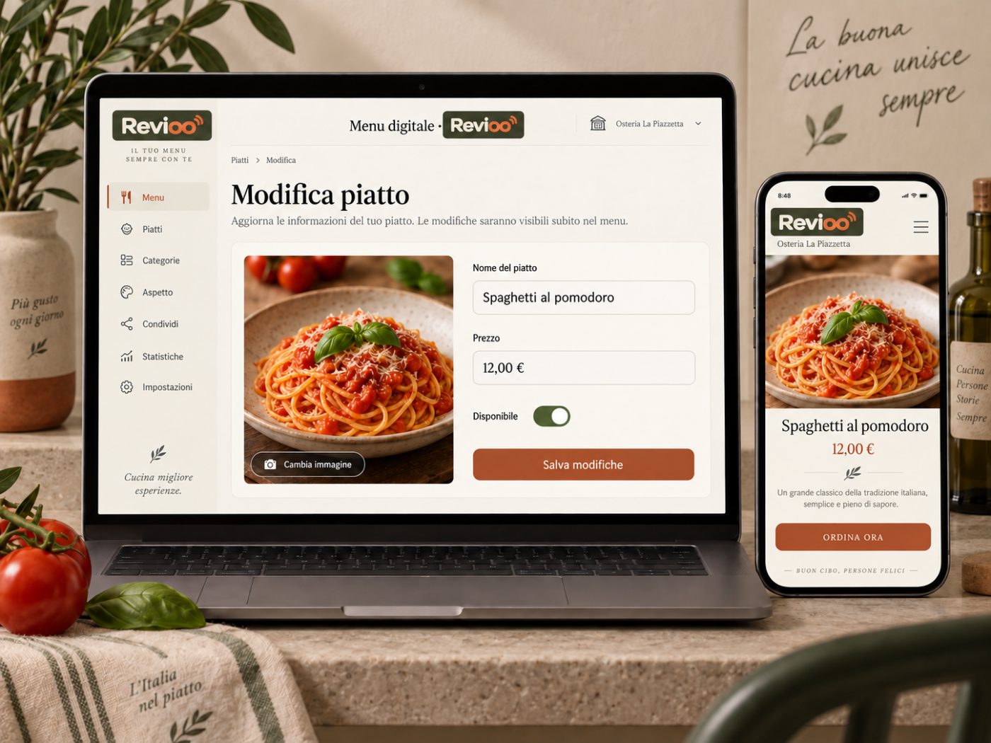 Il pannello del menu digitale con la modifica di un piatto e l’anteprima sul telefono accanto