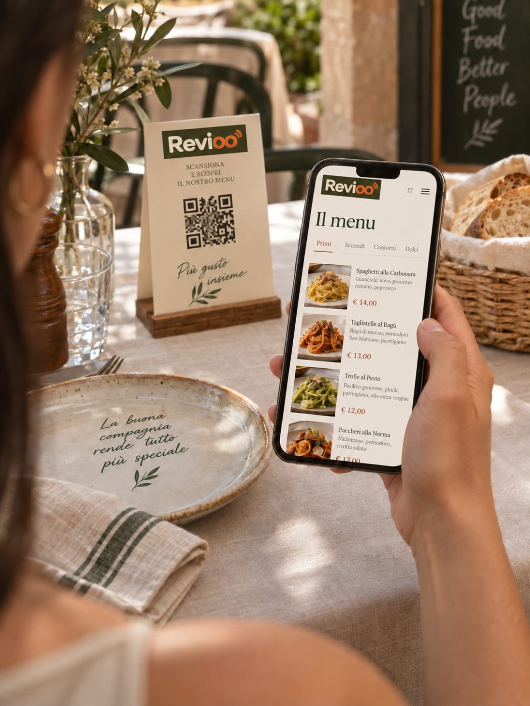 Cliente al tavolo che consulta il menu digitale sul telefono dopo aver inquadrato il QR del cavalierino